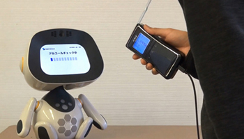 ロボットがトラックドライバーの酒気帯びチェックなどを支援