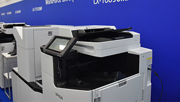 エプソン、最初の1枚が4.9秒で印刷できる高速複合機