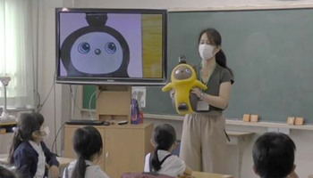 子どもの心のケアにロボット導入、GROOVE Xが小学校で実証実験