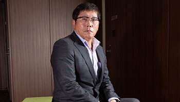 豆蔵ホールディングス　代表取締役会長兼社長　荻原紀男
