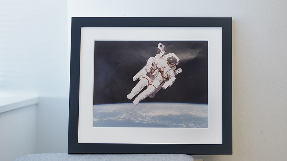 キンドリルジャパン・ジョナサン・イングラム代表取締役社長執行役員の＜宇宙遊泳の写真＞