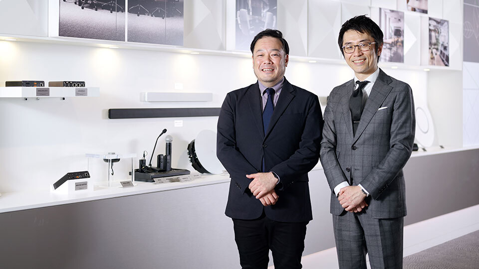生産性低下を招くコミュニケーションの課題、Shureの解決策は『ハイブリッド会議の音声品質改善』